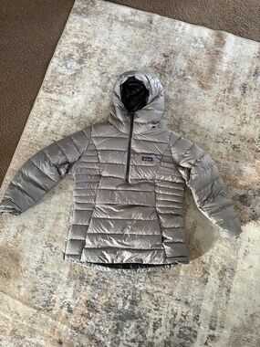 Patagonia Silver Gray Puffer Jacket with Hood